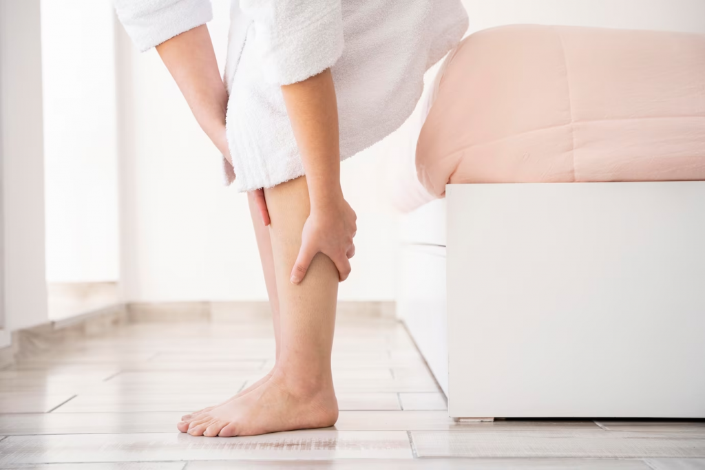 Варикоз на ногах у женщин: симптомы начальной стадии и профилактика